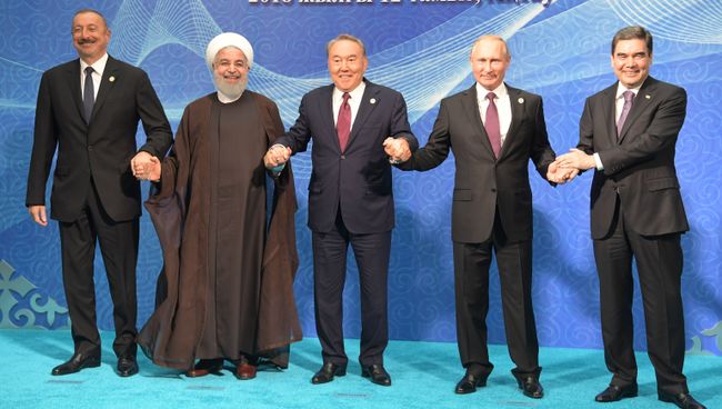 Президент России Владимир Путин на церемонии совместного фотографирования глав государств-участников V Каспийского саммита в Актау. 12 августа 2018