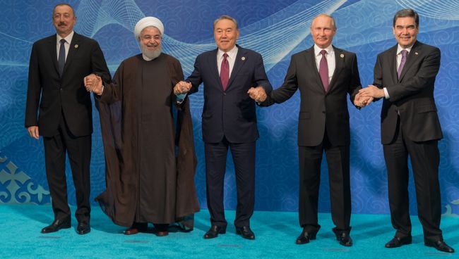 России Владимир Путин на церемонии совместного фотографирования глав государств-участников V Каспийского саммита в Актау. 12 августа 2018