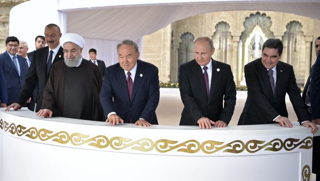Президент РФ Владимир Путин на церемонии выпуска мальков осетра на набережной Каспия главами государств-участников V Каспийского саммита в Актау. 12 августа 2018