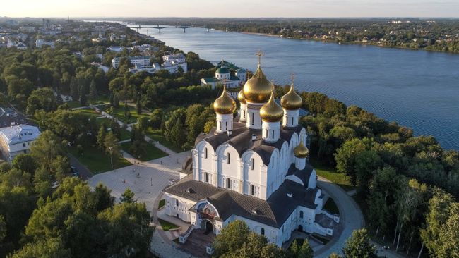 Успенский кафедральный собор на стрелке Волги и Которосли в Ярославле Успенский кафедральный собор на стрелке Волги и Которосли в Ярославле