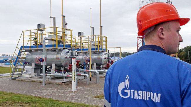 Рабочий на территории хранилища газа. Архивное фото Рабочий на территории хранилища газа. Архивное фото