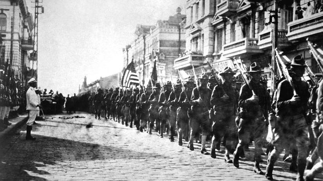 Американские войска во время парада перед зданием штаба Чехословацкого легиона во Владивостоке. 1918 год Американские войска во время парада перед зданием штаба Чехословацкого легиона во Владивостоке. 1918 год