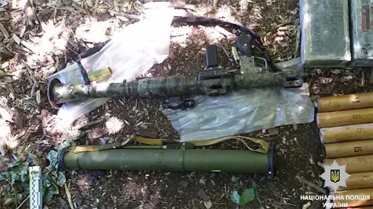Тайник с боеприпасами в лесополосе в Днепропетровской области, найденный сотрудниками нацполиции Украины. 13 августа 2018 Тайник с боеприпасами в лесополосе в Днепропетровской области, найденный сотрудниками нацполиции Украины. 13 августа 2018