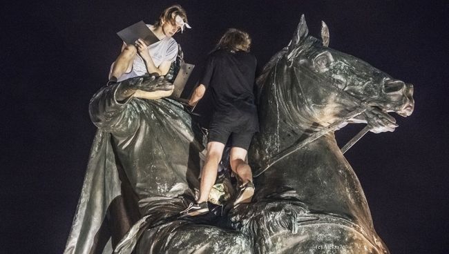 Молодые люди во время установки мангала на скульптуру Медного всадника в Санкт-Петербурге. 5 августа 2018 Молодые люди во время установки мангала на скульптуру Медного всадника в Санкт-Петербурге. 5 августа 2018
