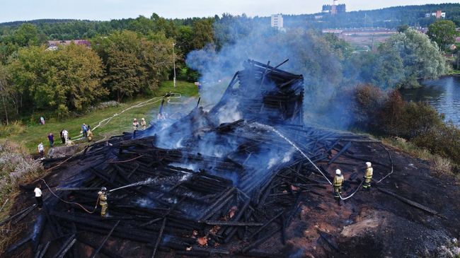 Сгоревшая церковь Успения Божией Матери в Кондопоге. Архивное фото Сгоревшая церковь Успения Божией Матери в Кондопоге. Архивное фото