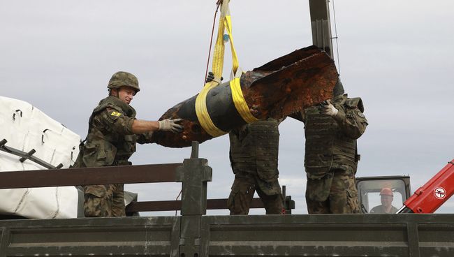 Военные извлекают бомбы времен Второй мировой войны со дна Балтийского моря на курорте Колобжег, Польша. 13 августа 2018 Военные извлекают бомбы времен Второй мировой войны со дна Балтийского моря на курорте Колобжег, Польша. 13 августа 2018