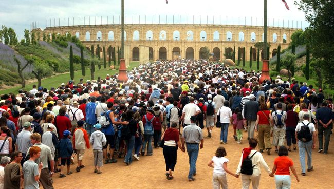 Посетители в парке тематическом Пюи-дю-Фу Посетители в парке тематическом Пюи-дю-Фу