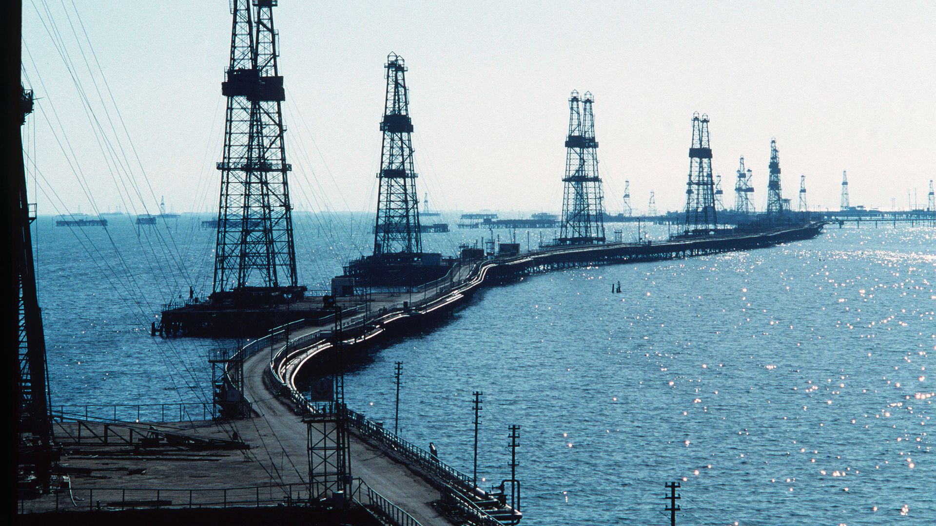 Нефтяные вышки на Каспийском море Нефтяные вышки на Каспийском море - РИА Новости, 1920, 13.04.2021