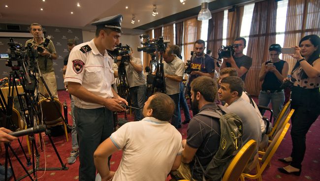 Акция протеста перед пресс-конференцией Роберта Кочаряна в Ереване Акция протеста перед пресс-конференцией Роберта Кочаряна в Ереване