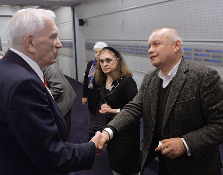 Генеральный директор МИА Россия сегодня Дмитрий Киселев общается с журналистом Энвером Мамедовым Генеральный директор МИА Россия сегодня Дмитрий Киселев общается с журналистом Энвером Мамедовым