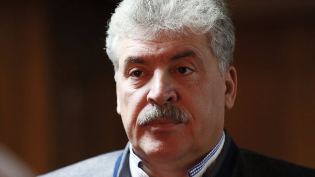Директор ЗАО Совхоз имени Ленина Павел Грудинин перед началом пресс-конференции кандидата в мэры Москвы от КПРФ Вадима Кумина. 14 августа 2018 Директор ЗАО Совхоз имени Ленина Павел Грудинин перед началом пресс-конференции кандидата в мэры Москвы от КПРФ Вадима Кумина. 14 августа 2018