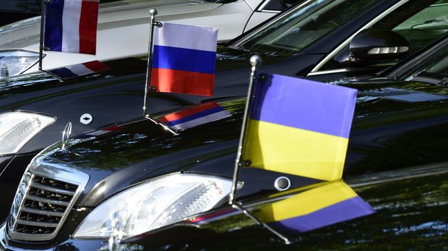 Флаги на автомобилях министров иностранных стран-участниц Нормандского формата. Архивное фото Флаги на автомобилях министров иностранных стран-участниц Нормандского формата. Архивное фото