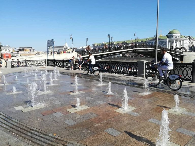 Сухой фонтан возле Лужкова моста в Москве Сухой фонтан возле Лужкова моста в Москве