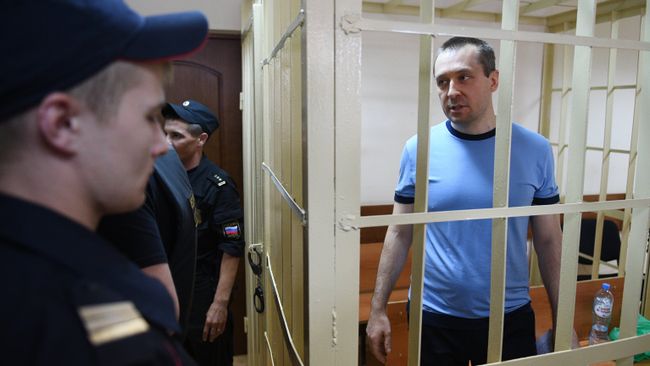 Бывший заместитель начальника управления Т МВД России Дмитрий Захарченко в Пресненском суде Москвы. Архивное фото Бывший заместитель начальника управления Т МВД России Дмитрий Захарченко в Пресненском суде Москвы. Архивное фото