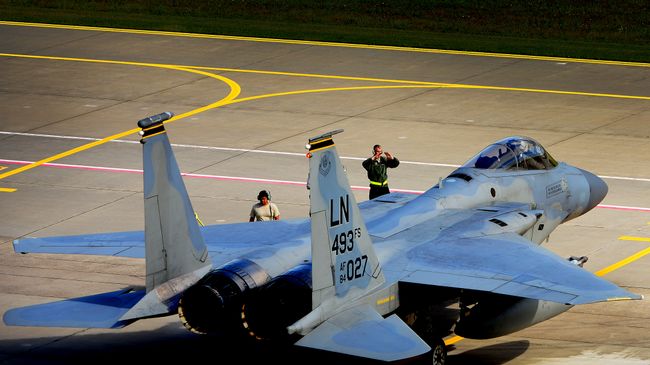 Истребитель F-15C Eagle ВВС США на авиабазе в Литве. Архивное фото Истребитель F-15C Eagle ВВС США на авиабазе в Литве. Архивное фото