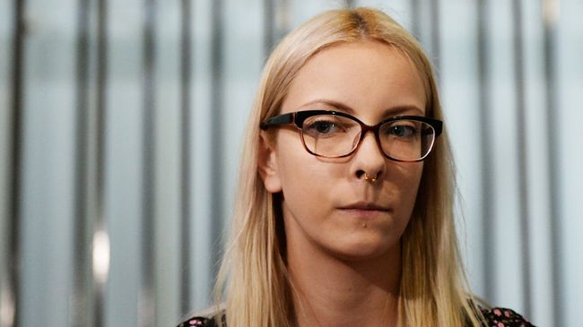 Обвиняемая в экстремизме и оскорблении чувств верующих за картинки в социальной сети Вконтакте Мария Мотузная на заседании Индустриального районного суда Барнаула. 15 августа 2018 Обвиняемая в экстремизме и оскорблении чувств верующих за картинки в социальной сети Вконтакте Мария Мотузная на заседании Индустриального районного суда Барнаула. 15 августа 2018
