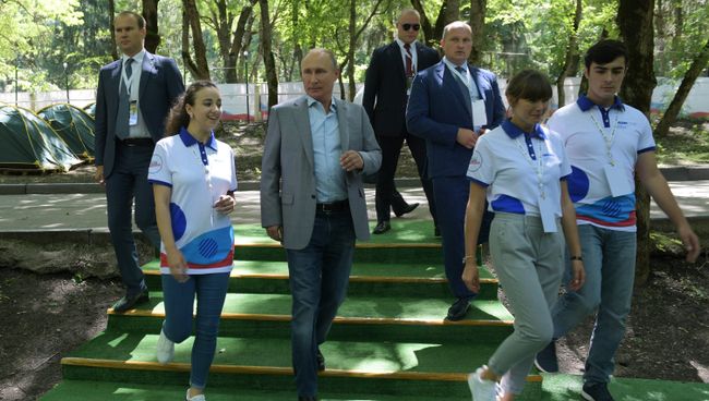 Президент РФ Владимир Путин во время осмотра выставки проектов Эко-тропа по России - стране возможностей, организованной в рамках форума Машук-2018 в Пятигорске. 15 августа 2018