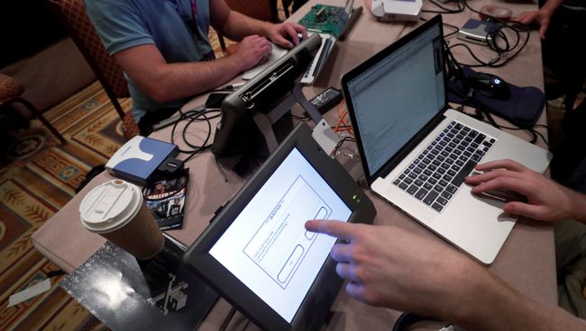 Хакеры пытаются изменить результаты выборов во время конференции DEF CON в Лас-Вегасе, США. Архивное фото Хакеры пытаются изменить результаты выборов во время конференции DEF CON в Лас-Вегасе, США. Архивное фото