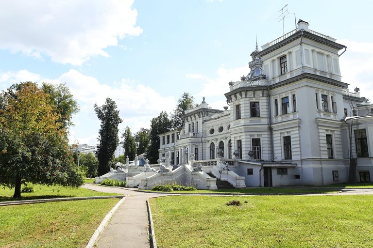 Здание усадьбы Грачевка в Грачевском парке Здание усадьбы Грачевка в Грачевском парке