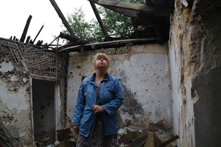 Женщина на руинах своего дома, Донецкая народная республика Женщина на руинах своего дома, Донецкая народная республика