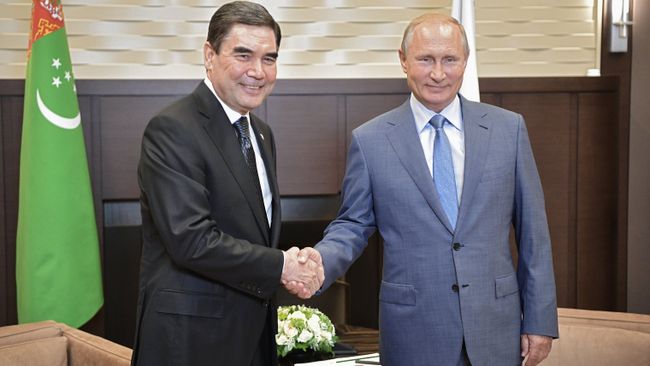Президент РФ Владимир Путин и президент Туркменистана Гурбангулы Бердымухамедов во время встречи в Сочи. 15 августа 2018 Президент РФ Владимир Путин и президент Туркменистана Гурбангулы Бердымухамедов во время встречи в Сочи. 15 августа 2018