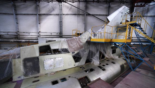 Самолет Ту-22М3М на стадии глубокой модернизации в цехе окончательной сборки Казанского авиационного завода имени С. П. Горбунова Самолет Ту-22М3М на стадии глубокой модернизации в цехе окончательной сборки Казанского авиационного завода имени С. П. Горбунова