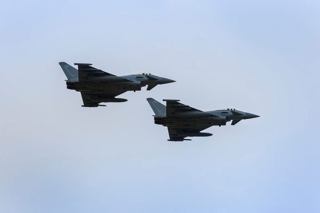 Пара истребителей Eurofighter Typhoon Королевских ВВС Великобритании Пара истребителей Eurofighter Typhoon Королевских ВВС Великобритании - РИА Новости, 1920, 10.02.2023