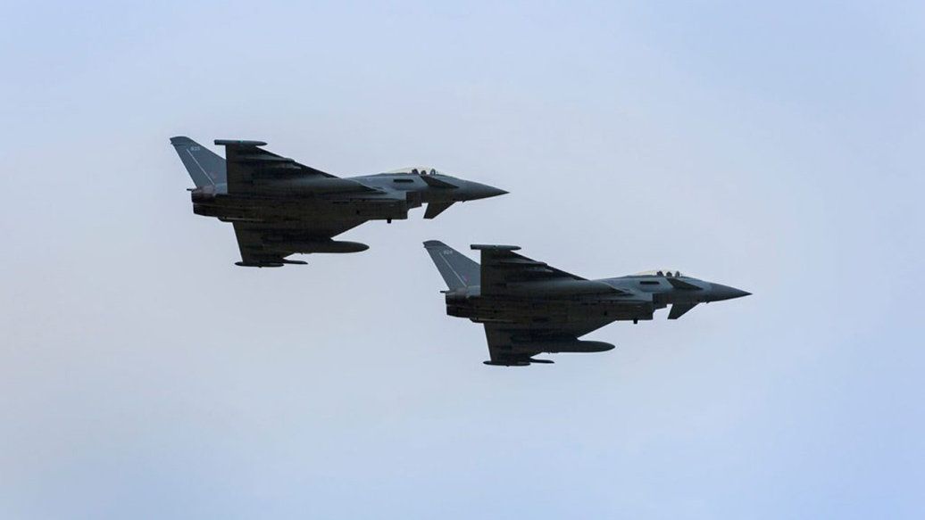 Пара истребителей Eurofighter Typhoon Королевских ВВС Великобритании Пара истребителей Eurofighter Typhoon Королевских ВВС Великобритании - РИА Новости, 1920, 31.01.2023