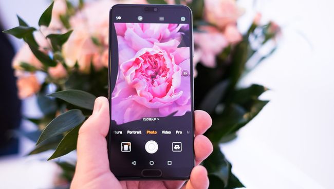 Смартфон Huawei. Архивное фото Смартфон Huawei. Архивное фото