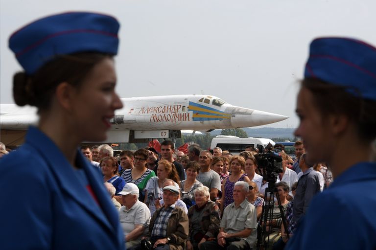 Зрители во время выкатки для наземных и летных испытаний модернизированного бомбардировщика Ту-22М3М в Казани Зрители во время выкатки для наземных и летных испытаний модернизированного бомбардировщика Ту-22М3М в Казани