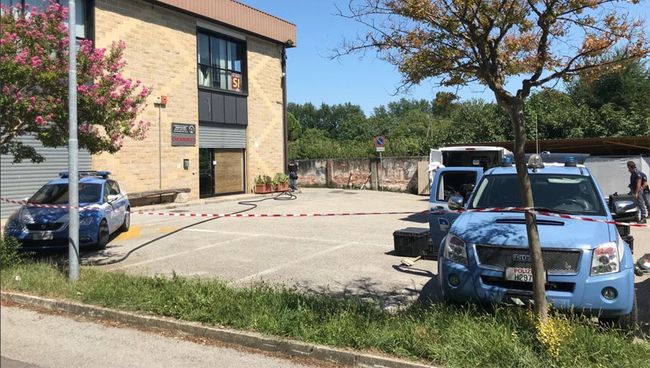 Автомобили спецслужб на месте взрыва у отделения партии Лига в городе Виллорба Автомобили спецслужб на месте взрыва у отделения партии Лига в городе Виллорба