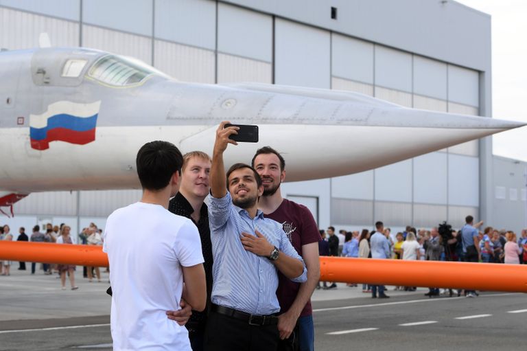 Сотрудники завода делают селфи на фоне самолета во время выкатки для наземных и летных испытаний модернизированного бомбардировщика Ту-22М3М на Казанском авиационном заводе имени С.П. Горбунова Сотрудники завода делают селфи на фоне самолета во время выкатки для наземных и летных испытаний модернизированного бомбардировщика Ту-22М3М на Казанском авиационном заводе имени С.П. Горбунова