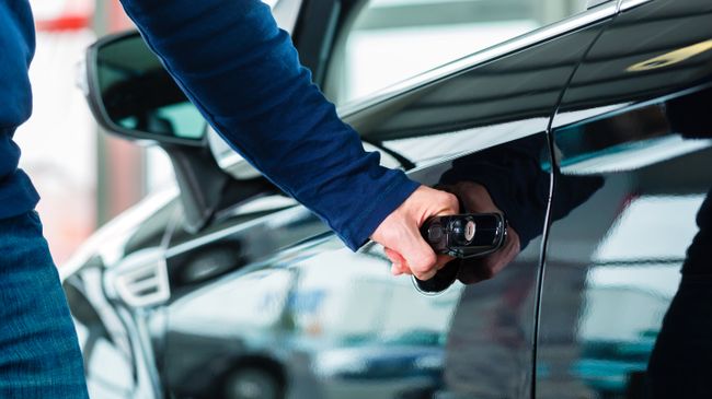 Мужчина открывает дверь автомобиля Мужчина открывает дверь автомобиля