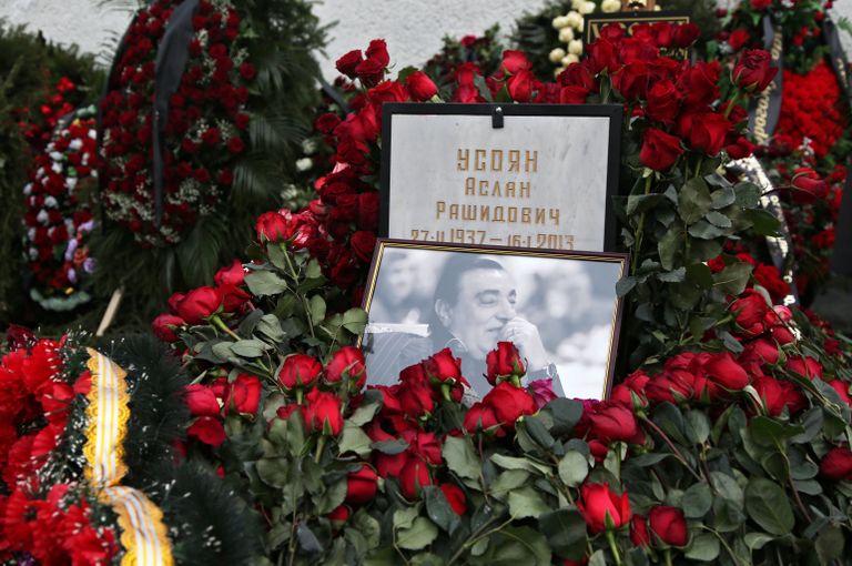 Траурные венки у могилы криминального авторитета Аслана Усояна на Хованском кладбище Траурные венки у могилы криминального авторитета Аслана Усояна на Хованском кладбище