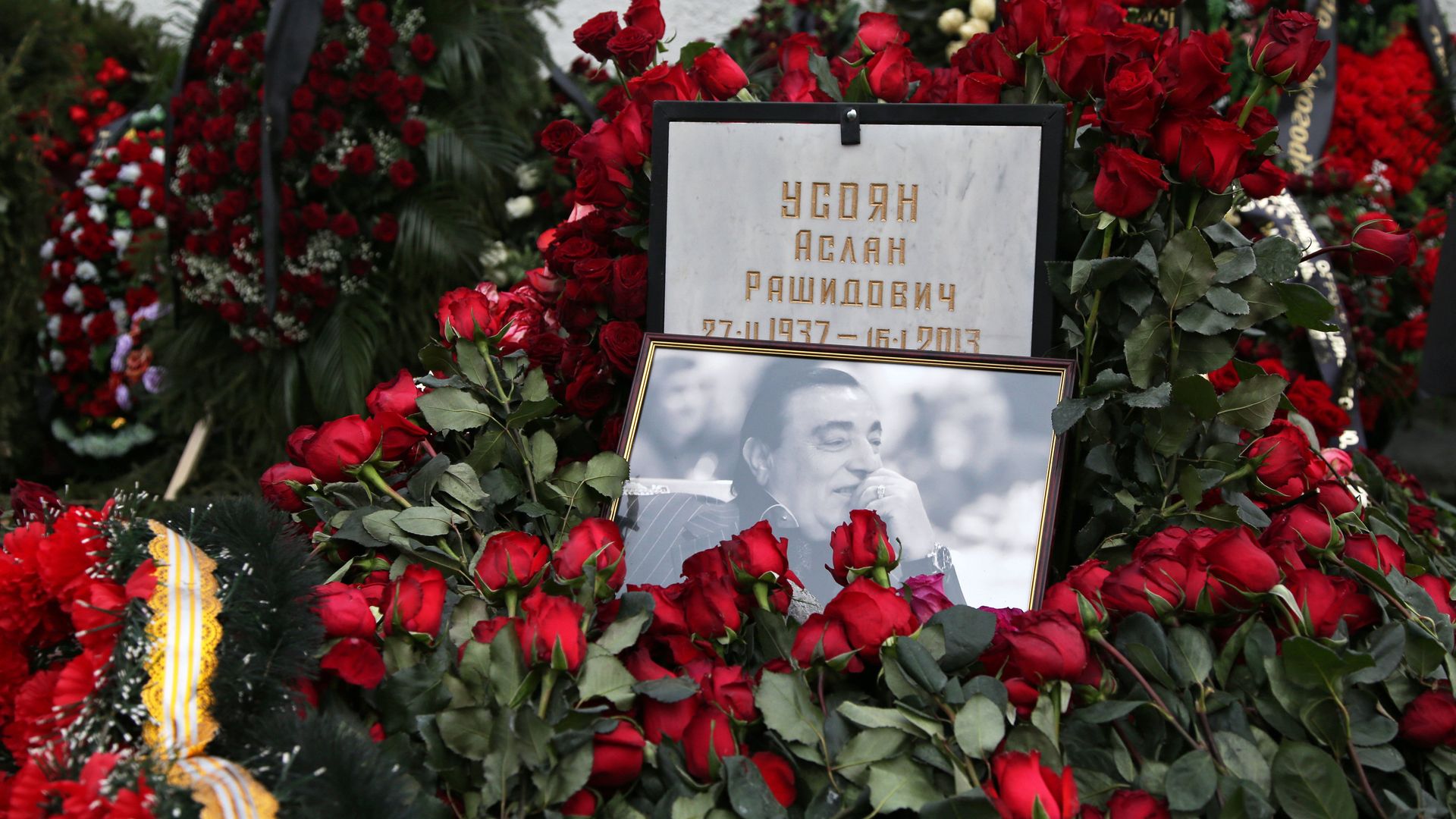 Траурные венки у могилы криминального авторитета Аслана Усояна на Хованском кладбище Траурные венки у могилы криминального авторитета Аслана Усояна на Хованском кладбище - РИА Новости, 1920, 27.03.2025