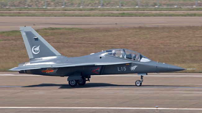 Китайский учебно-боевой самолет Hongdu L-15 (принят на вооружение ВВС КНР под обозначением JL-10). Архивное фото Китайский учебно-боевой самолет Hongdu L-15 (принят на вооружение ВВС КНР под обозначением JL-10). Архивное фото