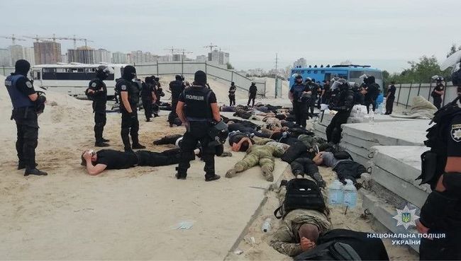 Сотрудники Киевской полиции во время задержания людей в Дарницком районе Киева. 17 августа 2018 Сотрудники Киевской полиции во время задержания людей в Дарницком районе Киева. 17 августа 2018