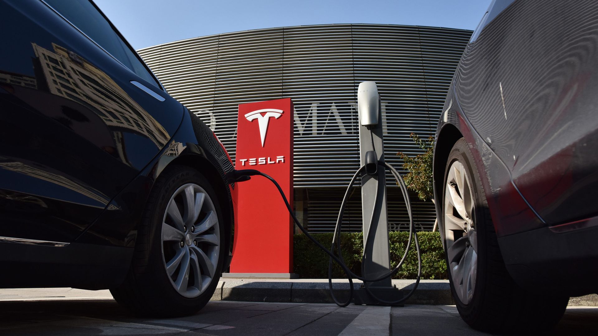 Автомобили Tesla на зарядной станции Автомобили Tesla на зарядной станции - РИА Новости, 1920, 18.04.2021