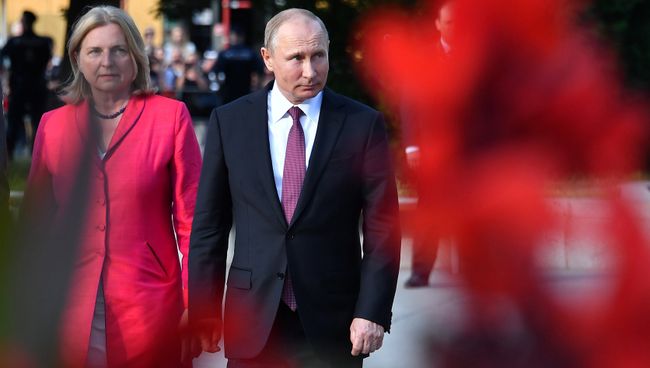 Президент РФ Владимир Путин и министр иностранных дел Австрии Карин Кнайсль в Вене. Архивное фото Президент РФ Владимир Путин и министр иностранных дел Австрии Карин Кнайсль в Вене. Архивное фото