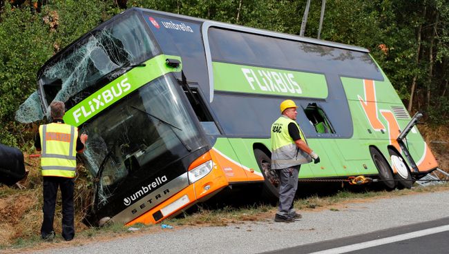 Автобус компании Flixbus на обочине трассы A19, Германия. 17 августа 2018 Автобус компании Flixbus на обочине трассы A19, Германия. 17 августа 2018