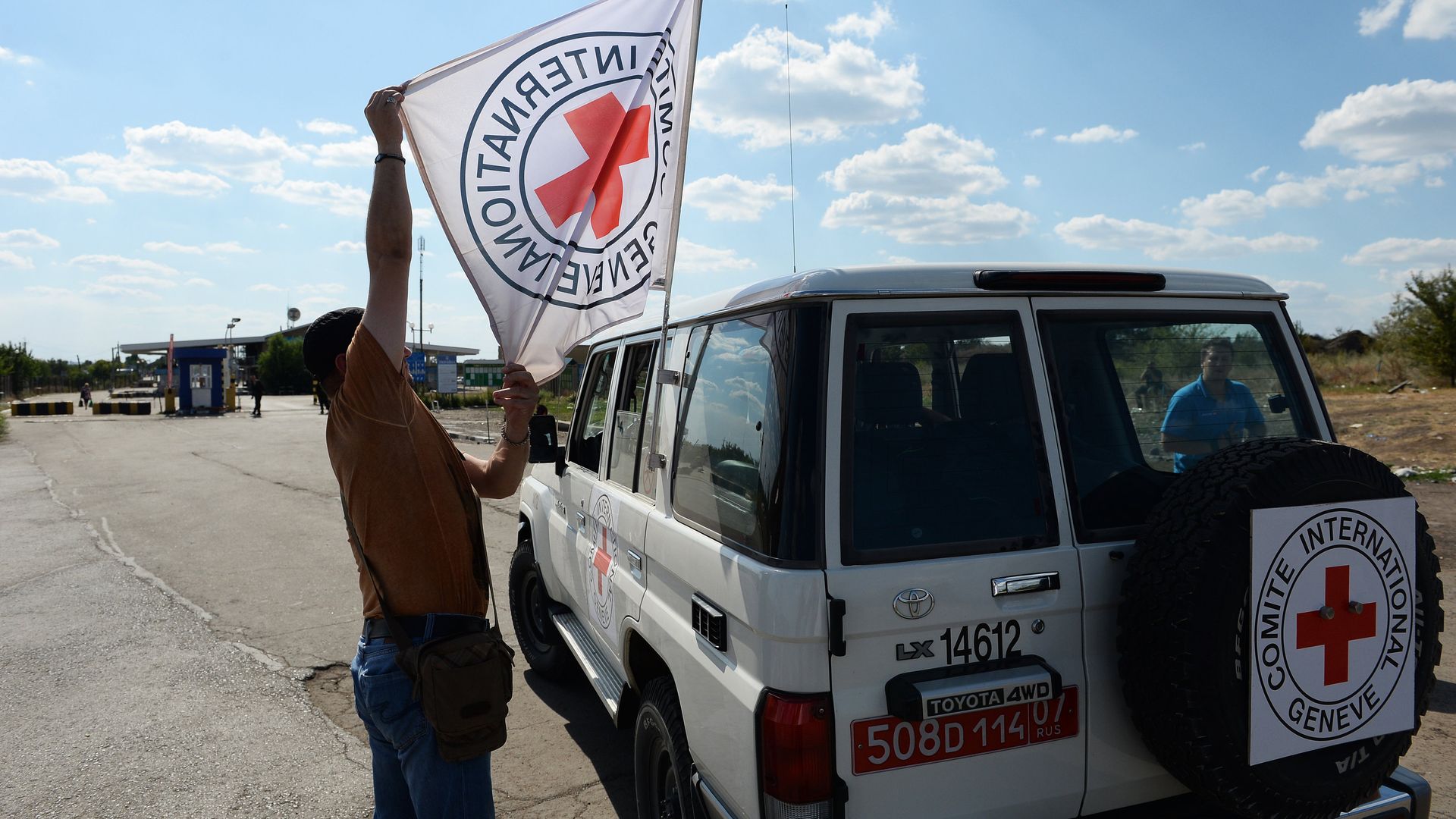 Автомобиль Красного Креста на востоке Украины Автомобиль Красного Креста на востоке Украины - РИА Новости, 1920, 20.03.2024