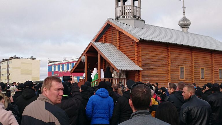 Жители поселка Белушья Губа на Новой Земле во время на молебне патриарха Кирилла в храме святителя Николая Жители поселка Белушья Губа на Новой Земле во время на молебне патриарха Кирилла в храме святителя Николая