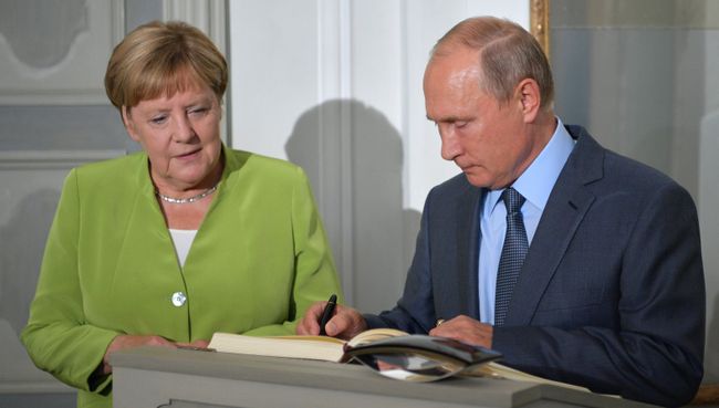 Президент РФ Владимир Путин оставляет запись в книге почетных гостей во время встречи с федеральным канцлером ФРГ Ангелой Меркель в резиденции правительства ФРГ Мезеберг. 18 августа 2018 Президент РФ Владимир Путин оставляет запись в книге почетных гостей во время встречи с федеральным канцлером ФРГ Ангелой Меркель в резиденции правительства ФРГ Мезеберг. 18 августа 2018