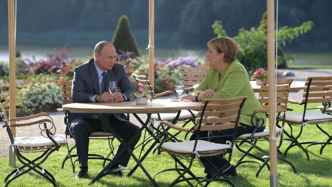 Президент РФ Владимир Путин и федеральный канцлер ФРГ Ангела Меркель во время встречи в резиденции правительства ФРГ Мезеберг. 18 августа 2018 Президент РФ Владимир Путин и федеральный канцлер ФРГ Ангела Меркель во время встречи в резиденции правительства ФРГ Мезеберг. 18 августа 2018
