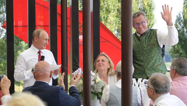 18 августа 2018. Президент РФ Владимир Путин на свадьбе министра иностранных дел Австрии Карин Кнайсль и финансиста Вольфганга Майлингера. 18 августа 2018. Президент РФ Владимир Путин на свадьбе министра иностранных дел Австрии Карин Кнайсль и финансиста Вольфганга Майлингера.