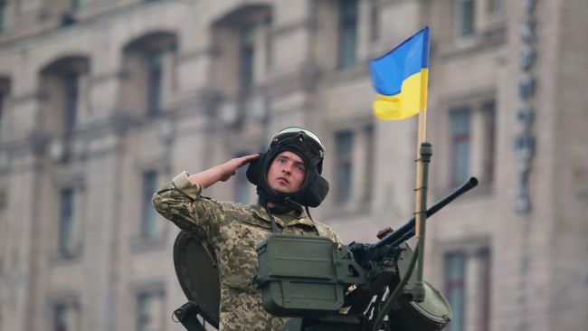 Военнослужащий на репетиции военного парада в честь 27-ой годовщины Независимости Украины в центре Киева. Архивное фото
