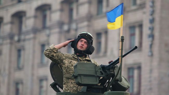Военнослужащий на репетиции военного парада в честь 27-ой годовщины Независимости Украины в центре Киева. 18 августа 2018 Военнослужащий на репетиции военного парада в честь 27-ой годовщины Независимости Украины в центре Киева. 18 августа 2018