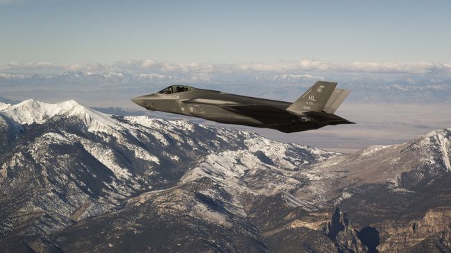 Американский истребитель-бомбардировщик пятого поколения F-35 Lightning II. Архивное фото Американский истребитель-бомбардировщик пятого поколения F-35 Lightning II. Архивное фото