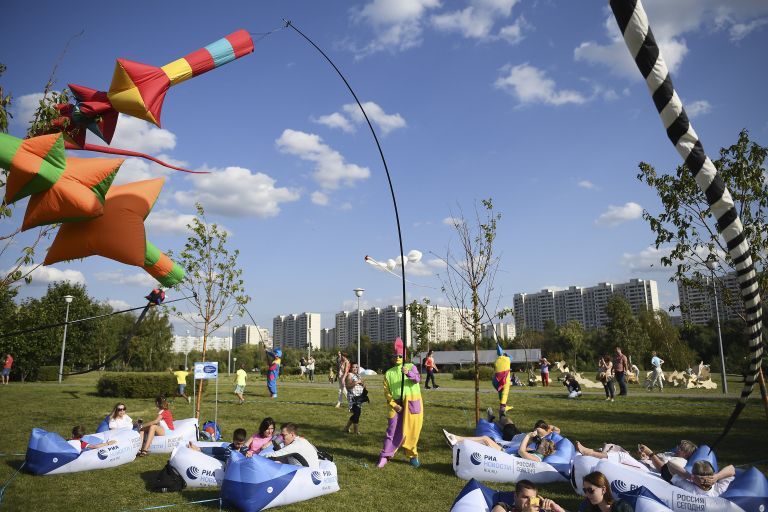 Жители Москвы и гости столицы в Братеевском каскадном парке Москвы, где проходит фестиваль фейерверков Ростех