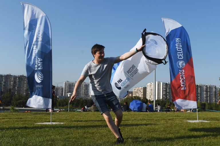 Мужчина в Братеевском каскадном парке Москвы, где проходит фестиваль фейерверков Ростех